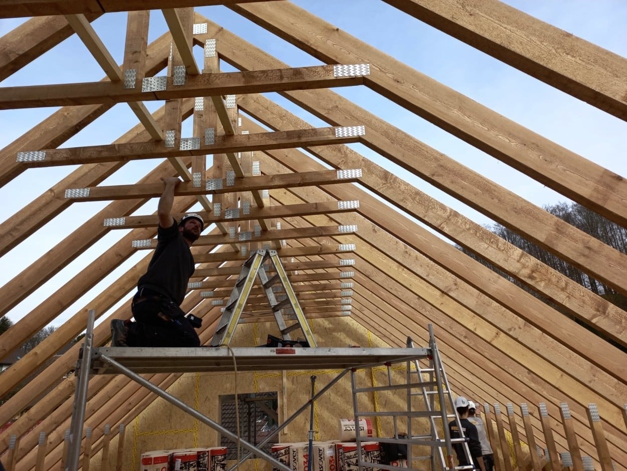 Einfamilienhaus aufrichten