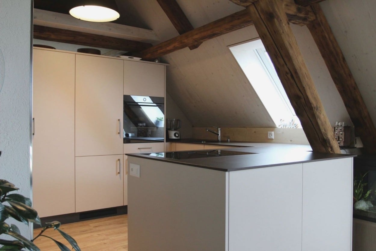 Zwei offene Küchen im Vergleich